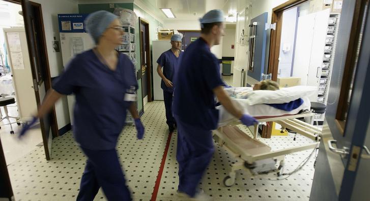 Túlhajszoltak a brit egészségügyi dolgozók