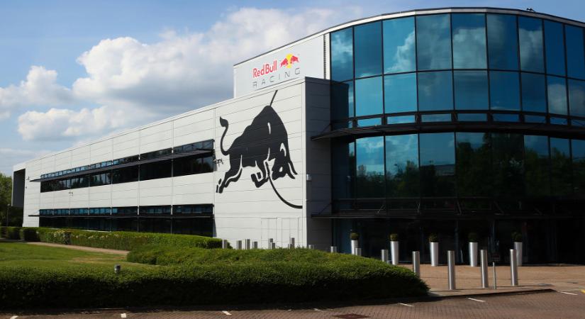 Mercedes: A Red Bull száz szakemberünket környékezte meg