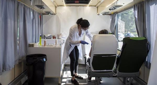 Koronavírus: ilyen mobil oltóbuszokon oltottak ma vidéken
