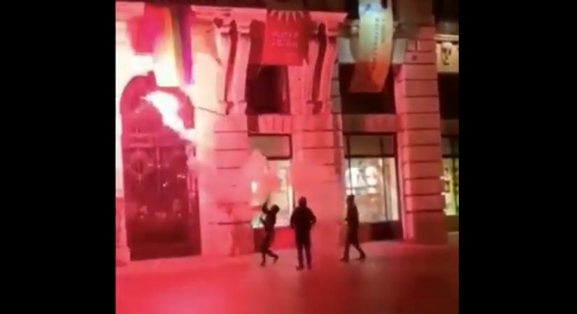 A Rijeka szurkolói unortodox módon tisztították meg a városházát az LMBTQ-zászlótól | VIDEÓ