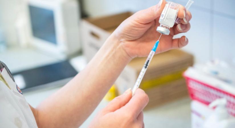 Már a 45+ korosztály is regisztrálhat Pfizer és Moderna vakcinára