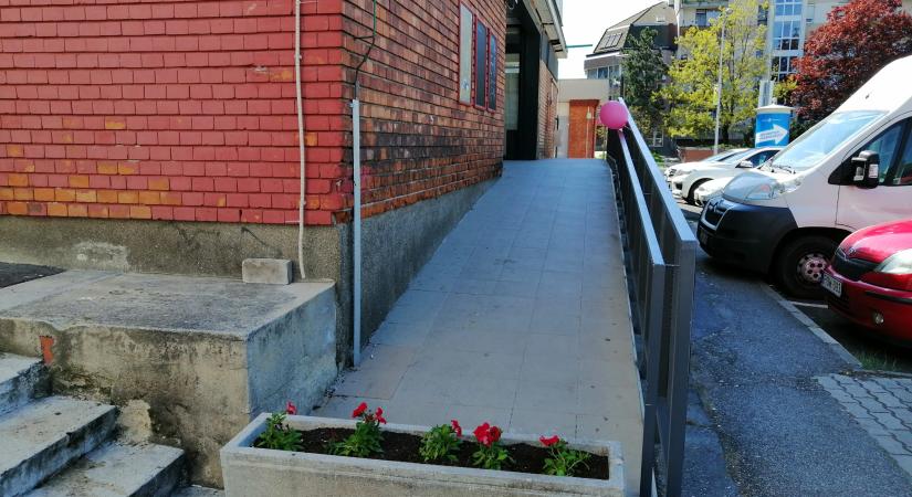 Akadálymentesítés helyett akadályosítás – Ki tette oda a beton virágládát?