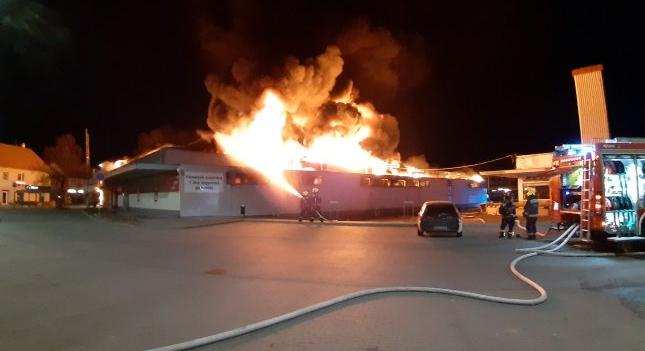Áporodott dögszag árad a Szentendrén leégett áruházból