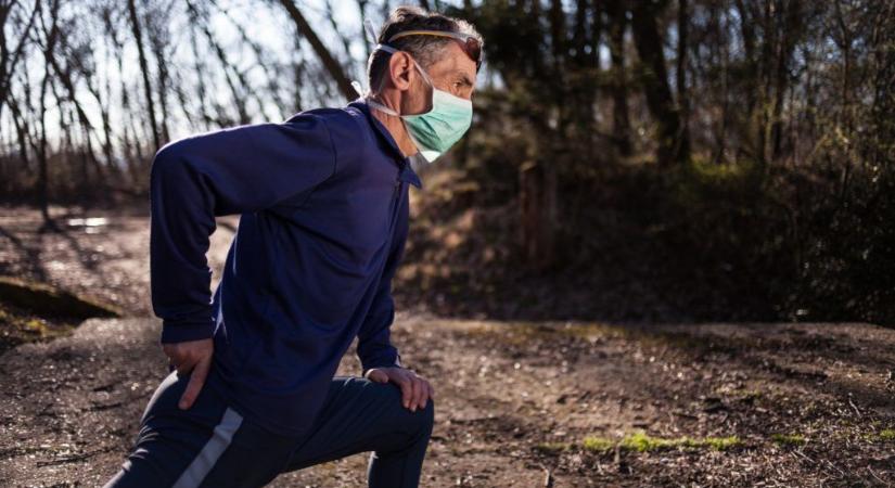 Majdnem egy maratont futott orvosi maszkban, hogy bebizonyítsa: nem egészségtelen