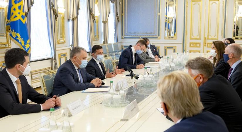 Zelenszkij a Donyec-medencei helyzetről tárgyalt a Benelux államok külügyminisztereivel