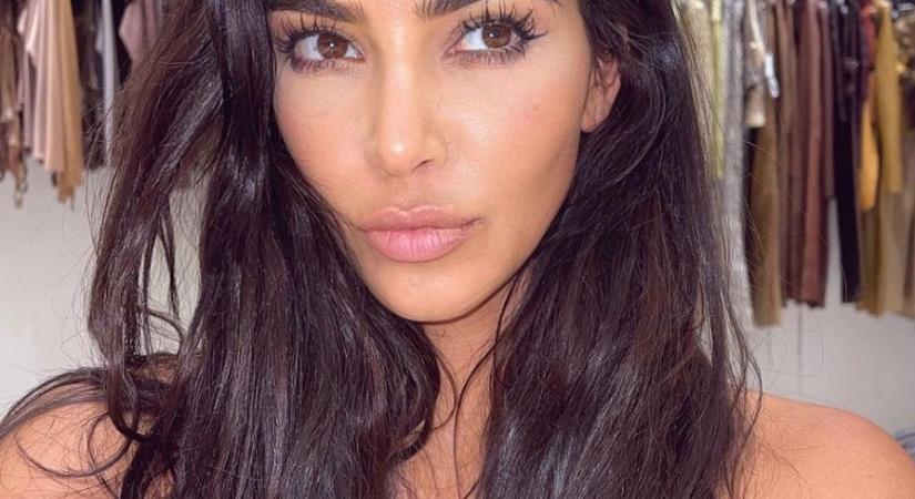 +18! Kim Kardashian “edzőruhája” kisebb mint egy papírzsebkendő