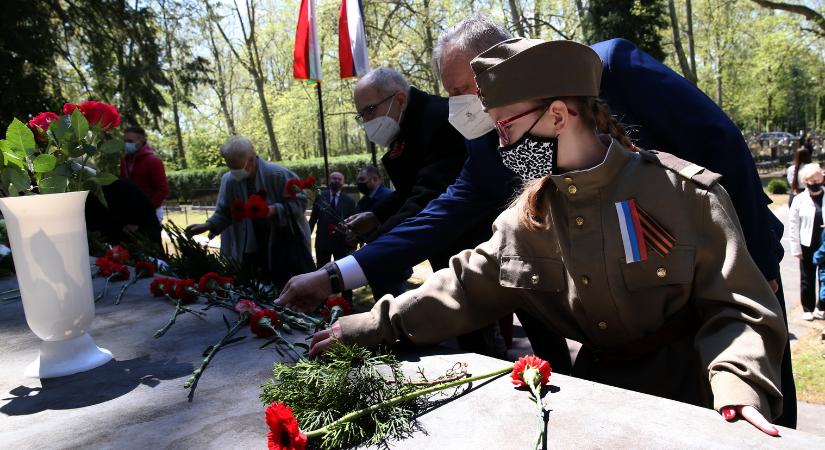 A győzelem napjára emlékeztek a szovjet katonák sírjánál