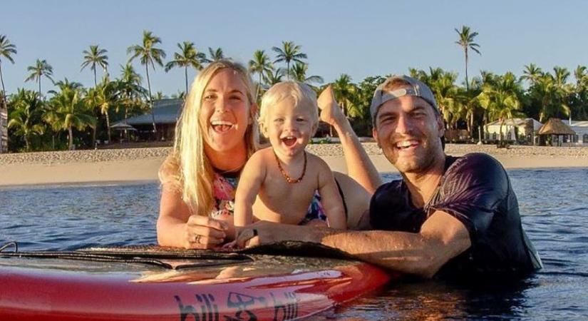 Az amerikai szörfös arról posztolt, hogyan oldja meg félkarral a csecsemőgondozást