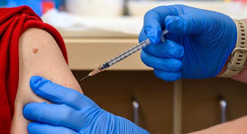 Vakcinaregisztráció: elmaradt a roham, tízből négy 16-18 év közötti jelentkezett oltásra