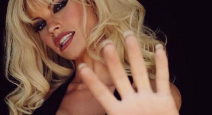 Lily James felismerhetetlen Pamela Andersonként