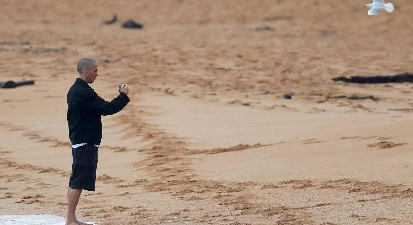 Ez nem film, Christian Bale csak sétált egyet az esőben a strandon
