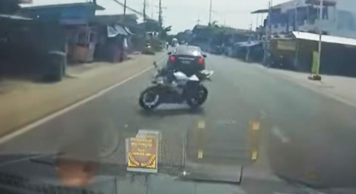 Videóra vettek egy önvezető motorkerékpárt