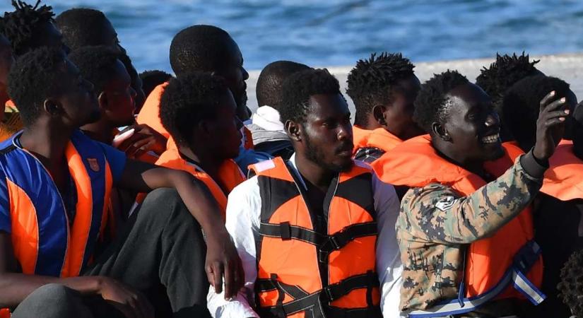 Több mint ezerkétszáz migráns érkezett egy nap alatt Lampedusa szigetére