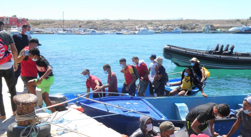 Több mint 1200 migráns érkezett csónakokkal Lampedusa szigetére
