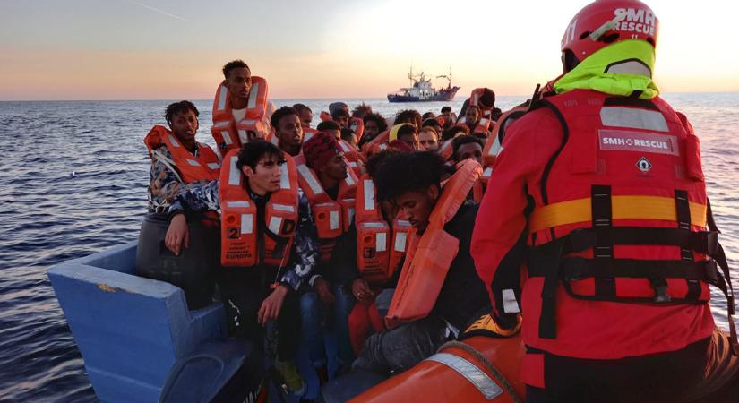 Több mint 1200 migráns érkezett egy nap alatt Lampedusára