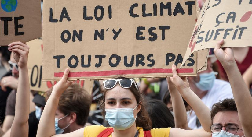 Több tízezer ember tüntetett szerte Franciaországban, hogy alkotmányba foglalják a klímavédelmet