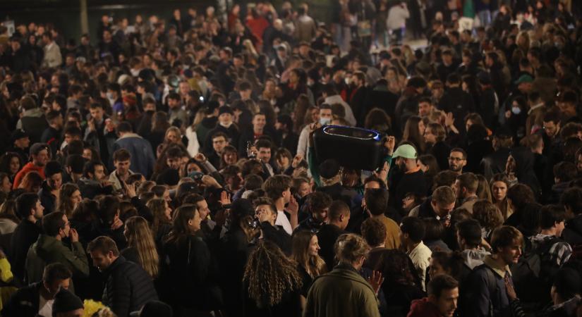 Az enyhítéseket ünneplőkkel szemben intézkedtek rendőrök Brüsszelben