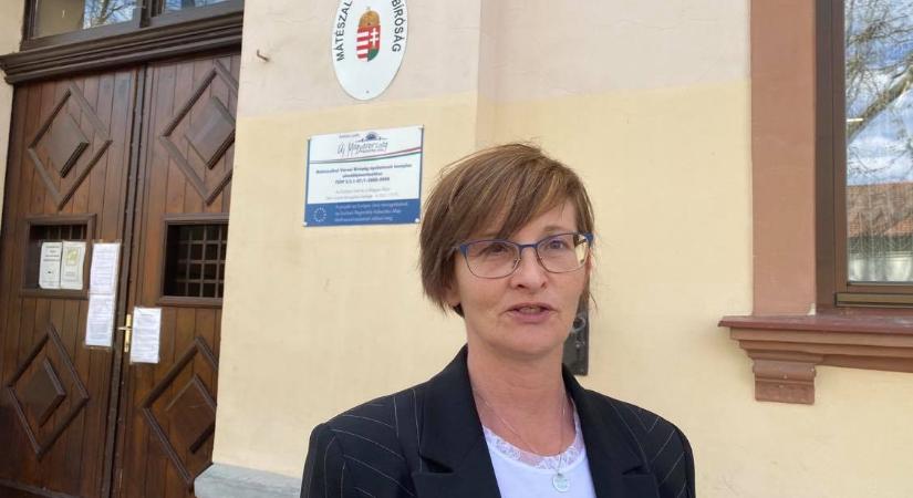 Lihegve markolászta a polgármester a anyakönyvvezetőnő mellét, fenekét