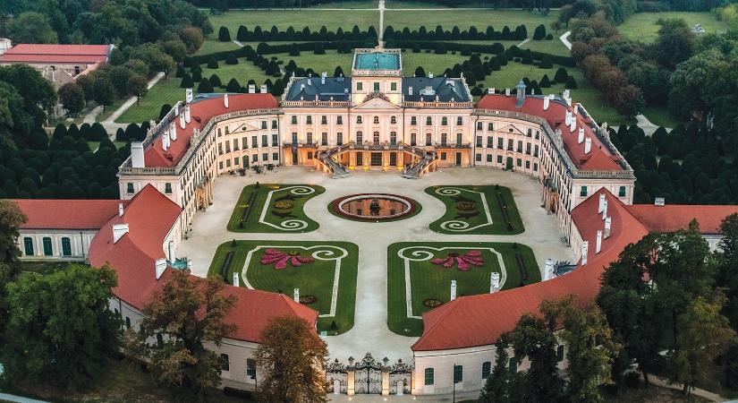 A fertődi Esterházy-kastély és a nagycenki Széchényi-mauzóleum is látogatható
