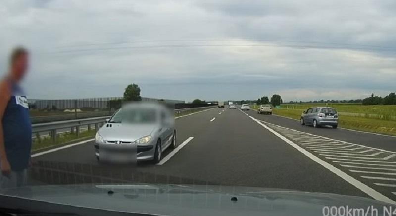 Forgalommal szembe hajtott az autópályán egy idős sofőr – videó