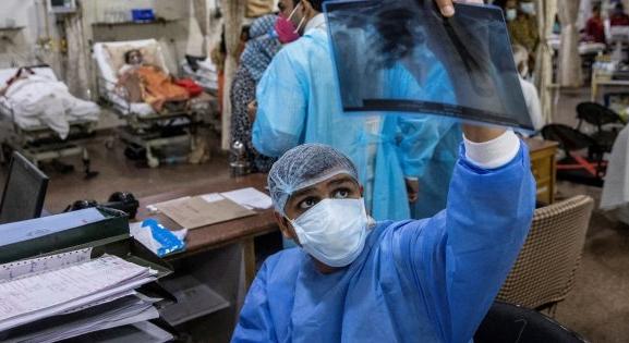 Végre csökken Indiában a fertőzöttek és a halálesetek napi száma