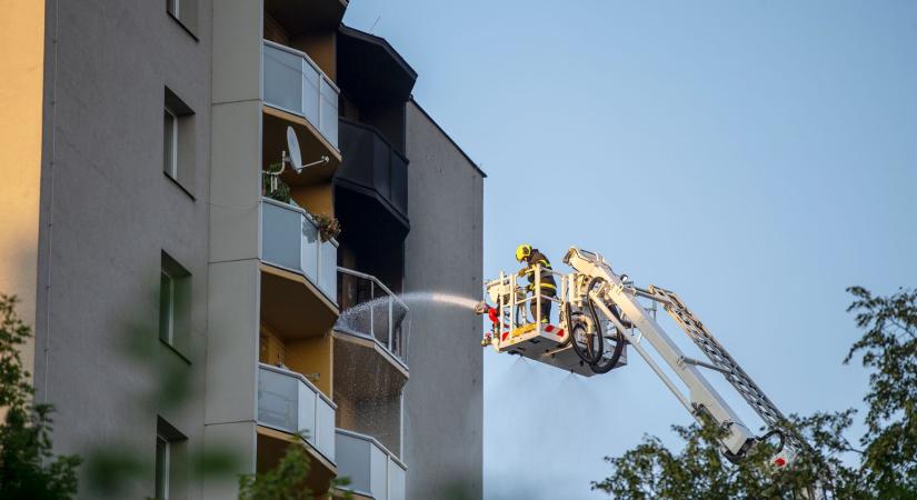 Brutális lakástűz: nagy füsttel ég egy panel Nyíregyházán