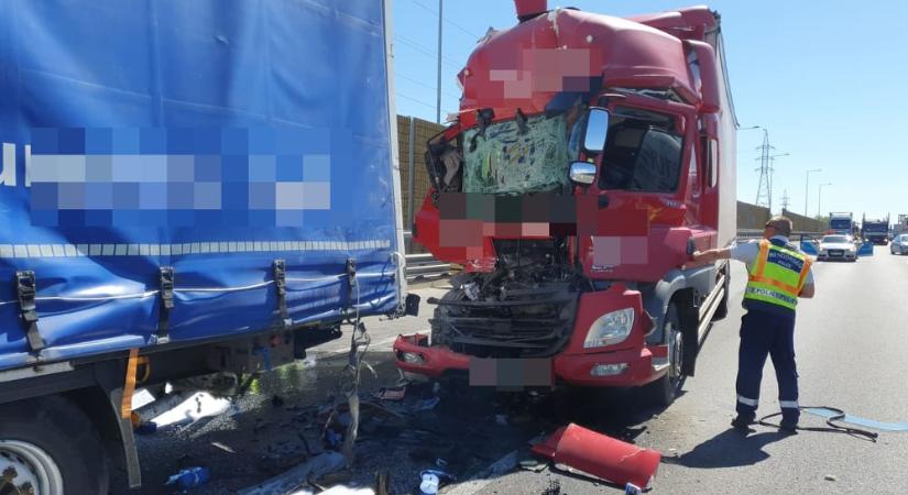 Egy kamionsofőr súlyosan megsérült egy balesetben az M0-áson