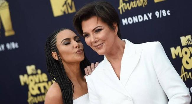 Kim Kardashian kedveskedni akart, de végül szolidan lealkoholistázta az anyját