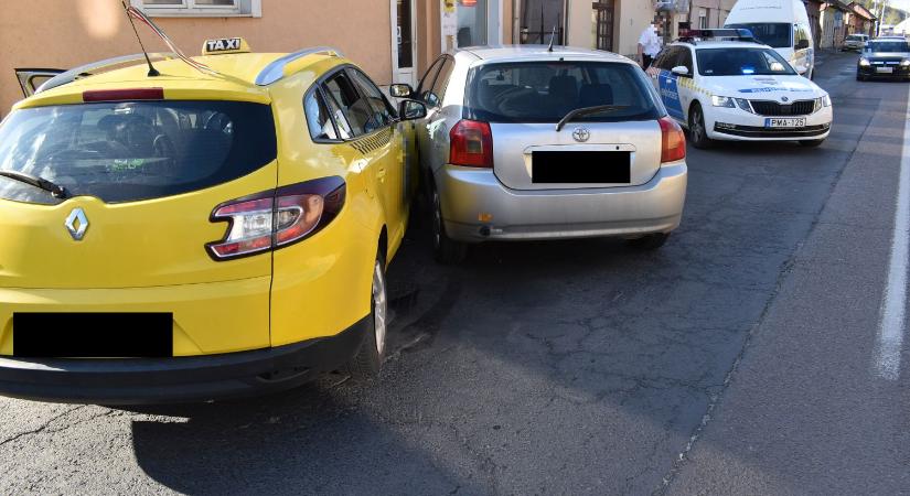 Rosszul sikerült előzés miatt ütközött össze két autó Salgótarjánban - képek