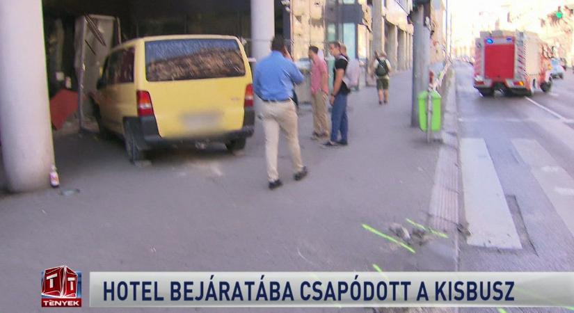 Hotel bejáratába csapódott a kisbusz