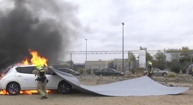 Tűzálló takaróval pillanatok alatt eloltható az égő autó