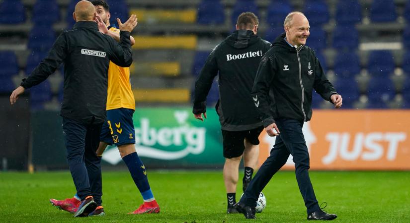 Egy dán fociedző egyszerű, de hihetetlenül vicces taktikai utasításán nevet mindenki