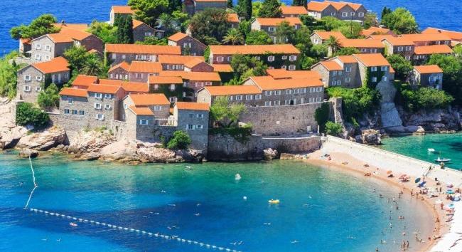 Ingyenes koronavírus-kezeléssel csábítja a turistákat Montenegró