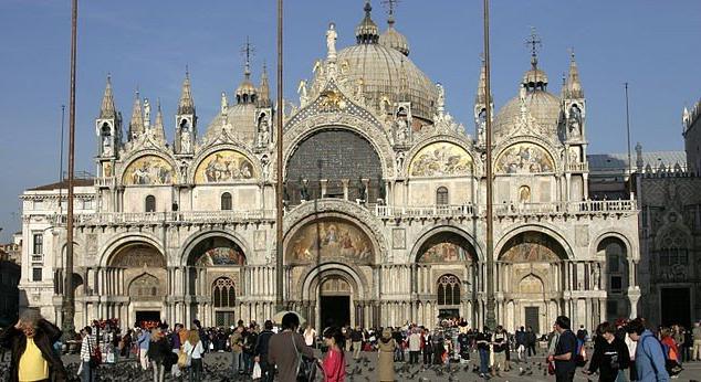 Belépődíjat vezetnek be a velencei Szent Márk-székesegyházban az épület megmentésére