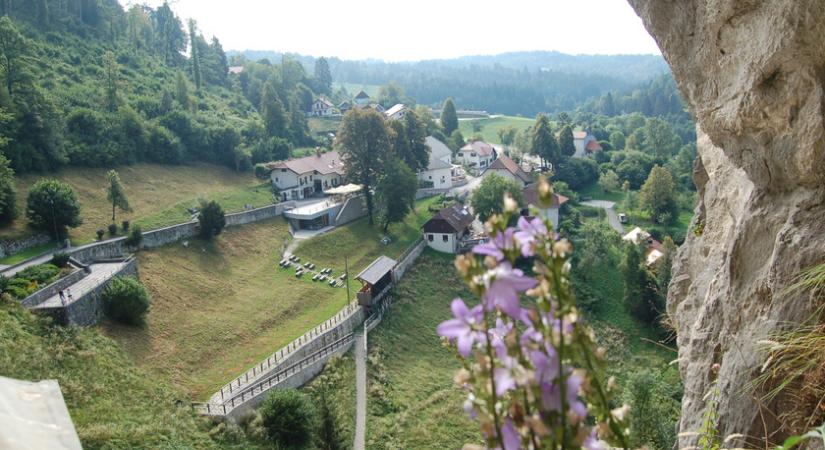 Szlovéniában már várják a turistákat: a sziklába épült lovagvár igazi gyöngyszem a déli régióban