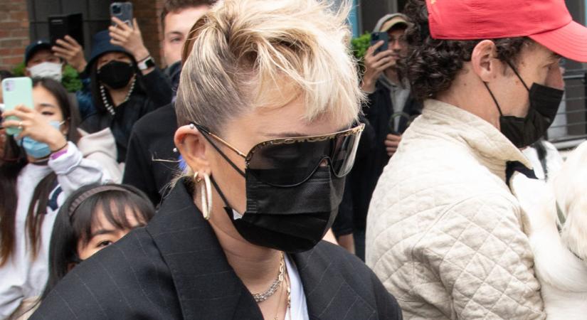 A napszemüveges Miley Cyrus mellett simán elsétálnánk az utcán