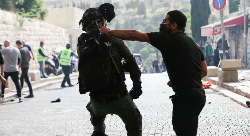 Több száz sérült Jeruzsálemben, miután a rendőrség lerohanta az Al-Aksza mecsetet