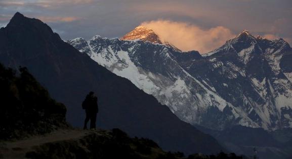 Járványvédelmi okokból kettéválasztják Mount Everest csúcsát