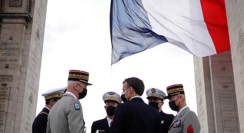 Újabb nyílt levelet írtak a francia katonák Macronnak