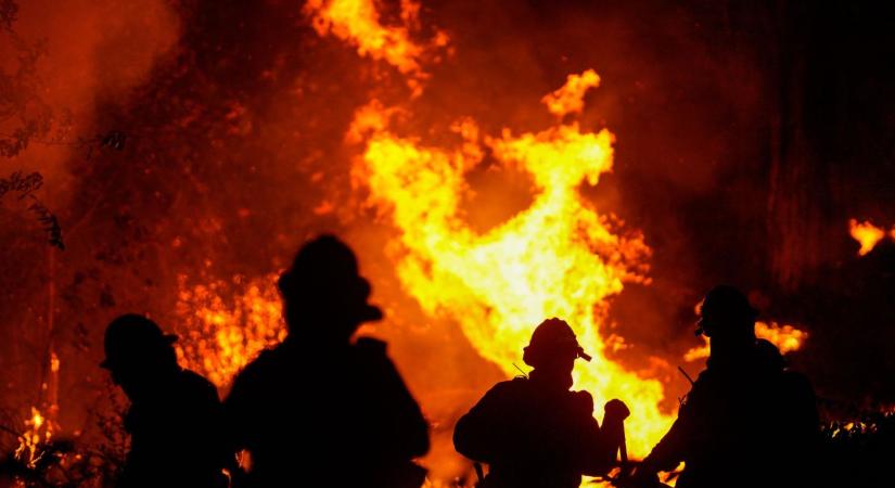 Lángokban áll a roncstelep, helikopterekkel oltják a tűzet – VIDEÓ