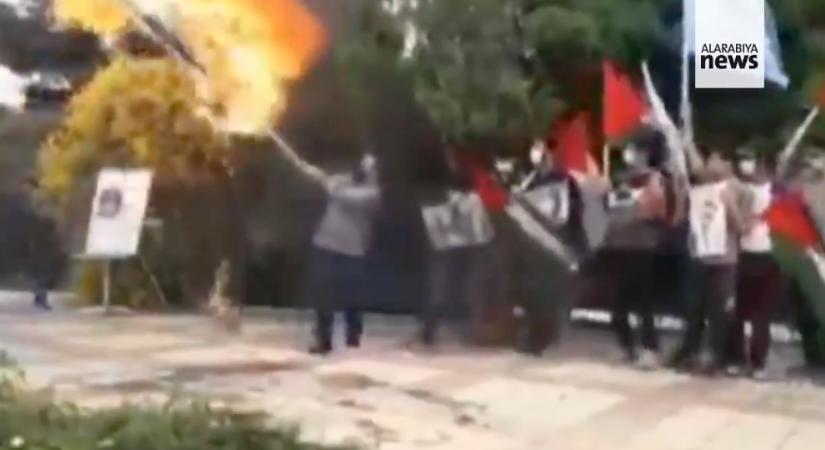 Kínos: felgyulladt egy iráni férfi, miközben izraeli zászlót égetett