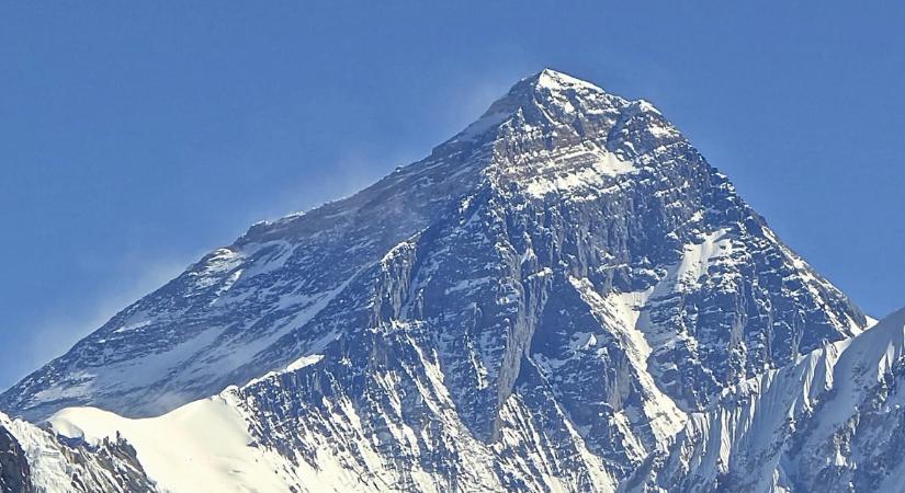 Választóvonalat húznak a Mount Everesten, hogy a hegymászók ne adhassák át egymásnak a koronavírust