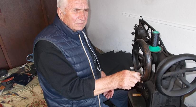 A cipészmesterség utolsó mohikánjainak egyike a szécsényi nyugdíjas