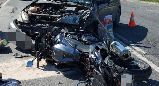 Újabb megrázó fotókon az 1-es úti motorbaleset: sofőr és utasa is megsérült