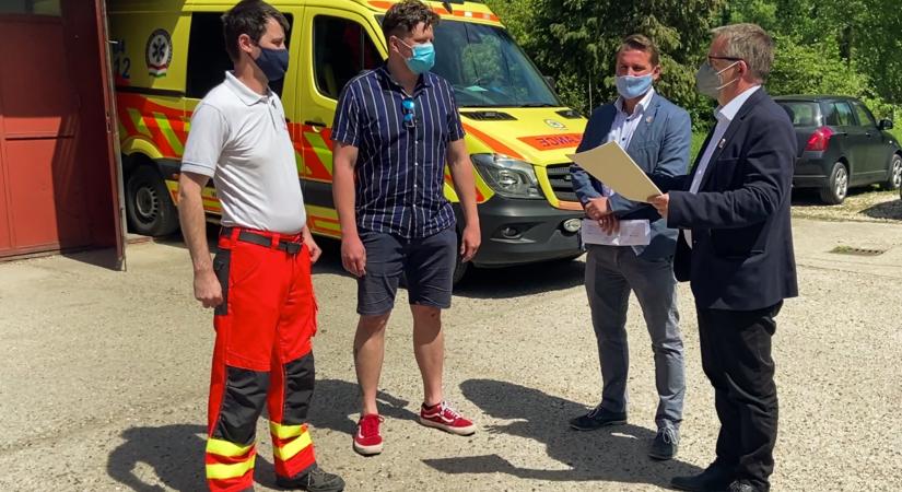Sürgősségi csomagot kaptak a tatai mentősök a mentők napján