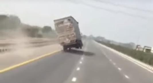 Nagyon vagányan berántotta a kamionját a vezetője, csak aztán alig bírta úton tartani