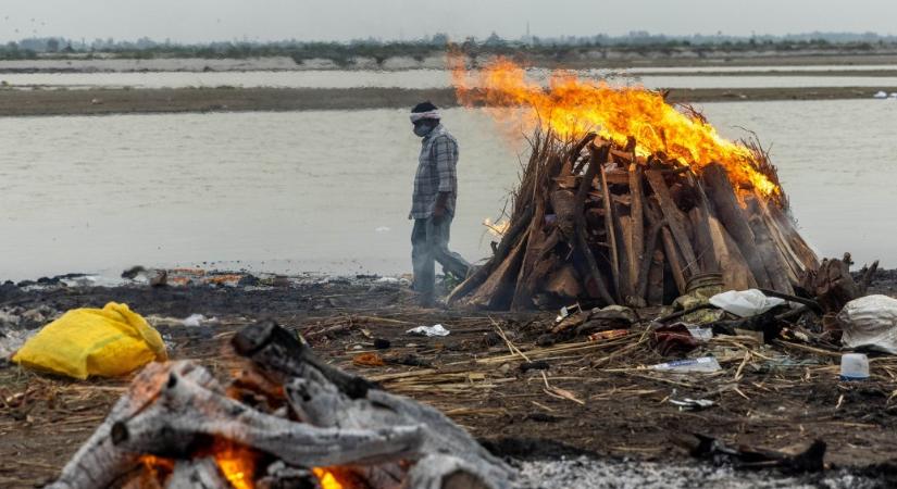Negyven holttestet sodort partra a Gangesz Indiában