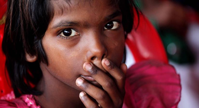 Földön ülő gyermekek csomagolták a koronavírus-teszteket Indiában