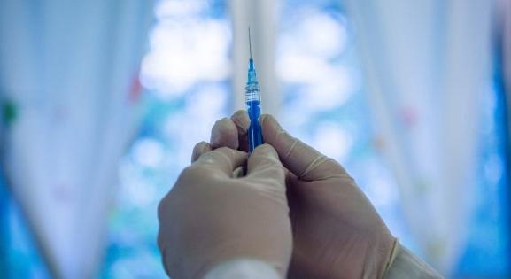 Elfogyott a Pfizer-vakcina, megakadt az ötvenévesek oltása Olaszországban