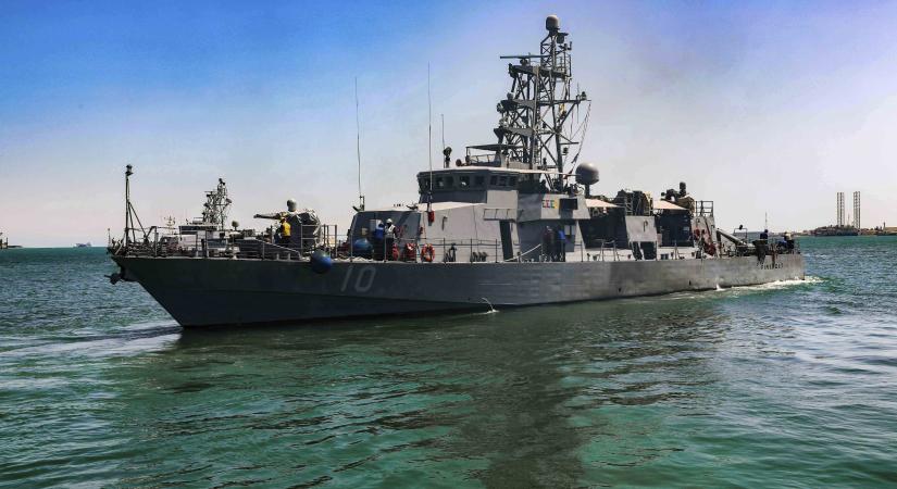 Figyelmeztető lövéseket adtak le amerikai hadihajók iráni cirkálókra